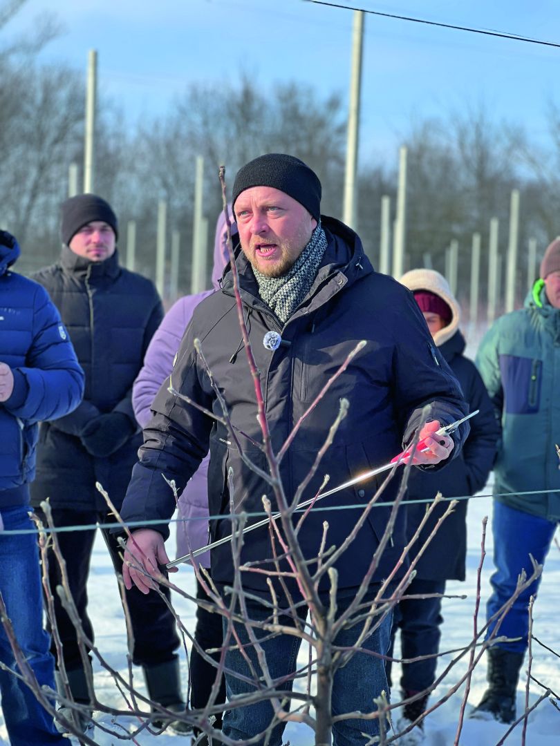 «Школа агрономов-садоводов». С. Мальгин на мастер-классе по обрезке сада «Школа агрономов-садоводов». С. Мальгин на мастер-классе по обрезке сада