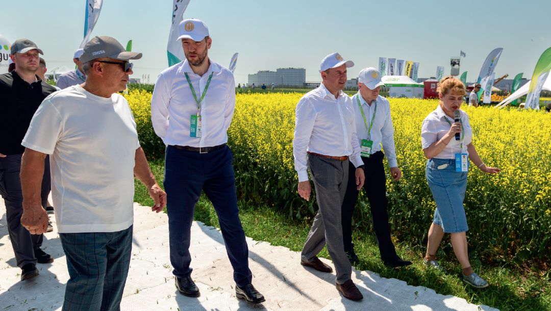 Официальная делегация во главе с раисом РТ Р. Миннихановым на «августовской» полевой экспозиции Официальная делегация во главе с раисом РТ Р. Миннихановым на «августовской» полевой экспозиции